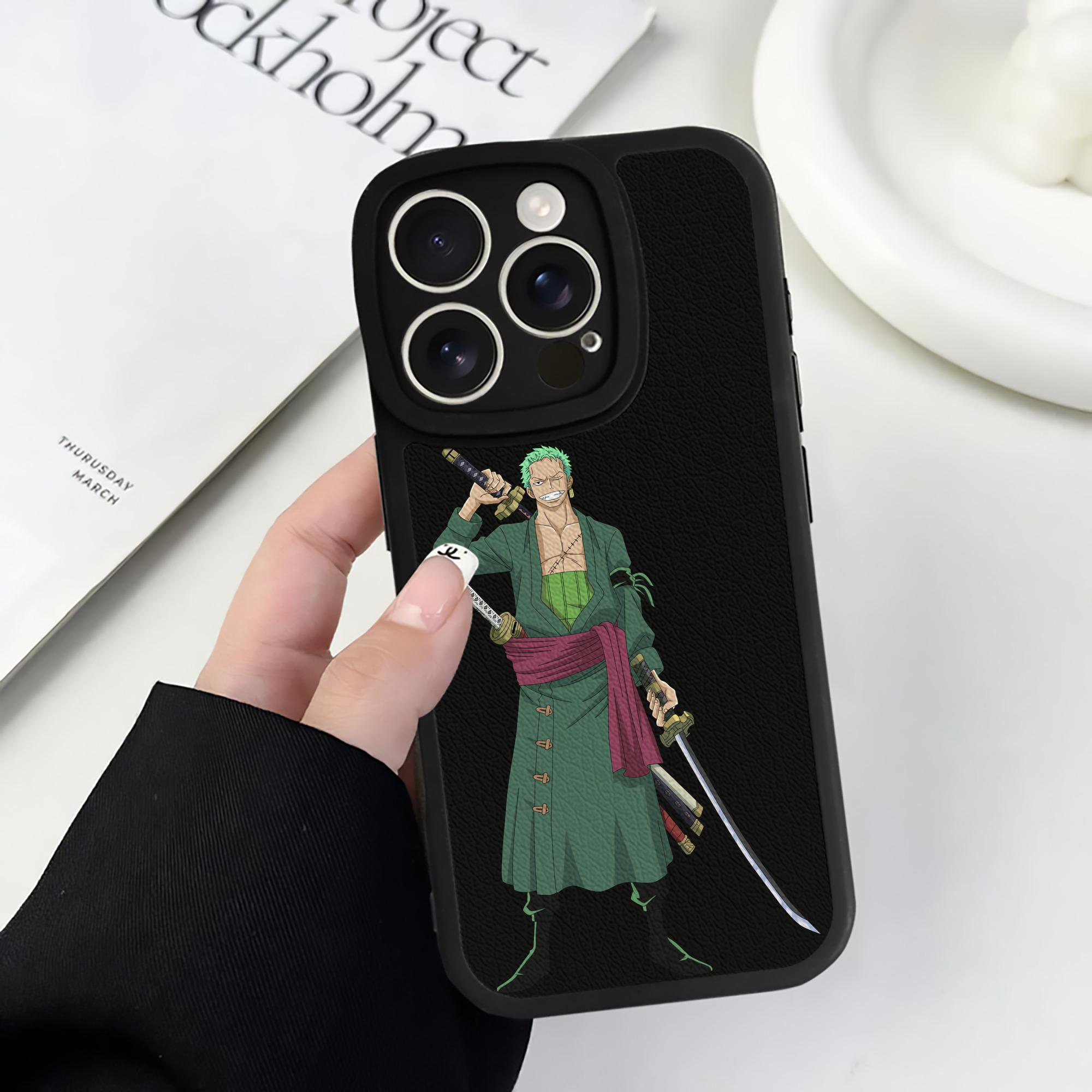 （画像用） ワンピース ロロノア・ゾロ ONE PIECE Roronoa Zoro 【iPhone 16シリーズ対応】シリコンスマホケース（レザー調） 材質：シリコン
